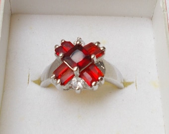 Red Stone FASHION RING 9 Stone Cocktail January July Birthstone Size 6.75 Vintage Excellent