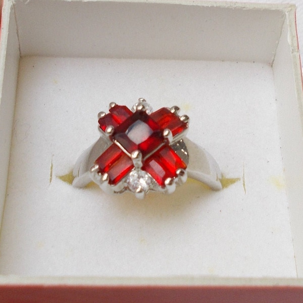 Red Stone FASHION RING 9 Stone Cocktail January July Birthstone Size 6.75 Vintage Excellent