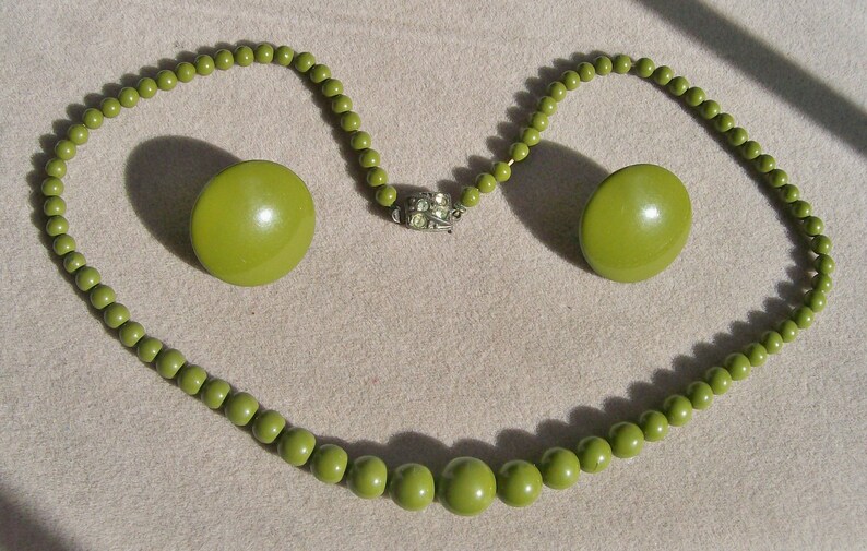 Vintage Olive Green NECKLACE /& EARRING SET Acrylic Screw Backs Graduated Beads Set Button Rhinestone Clasp