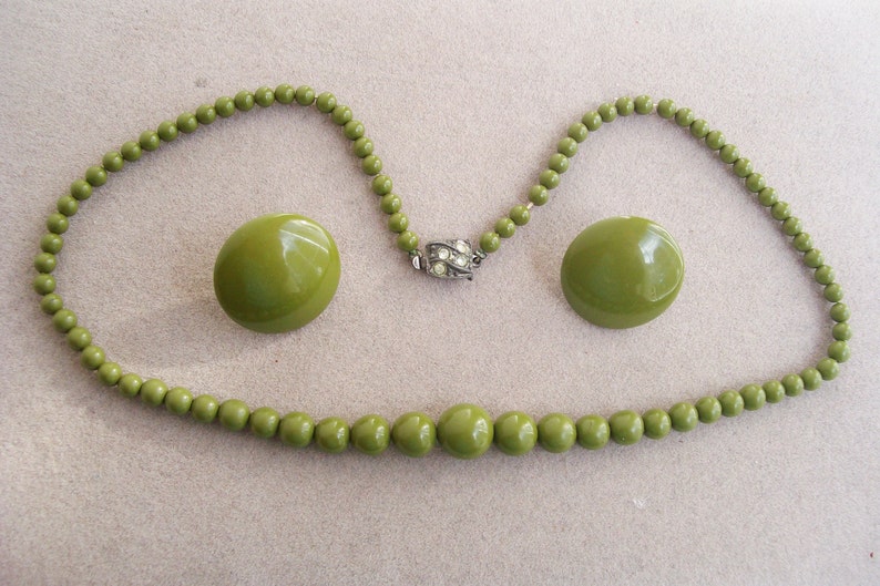 Vintage Olive Green NECKLACE /& EARRING SET Acrylic Screw Backs Graduated Beads Set Button Rhinestone Clasp