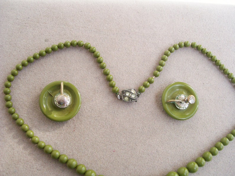 Vintage Olive Green NECKLACE /& EARRING SET Acrylic Screw Backs Graduated Beads Set Button Rhinestone Clasp