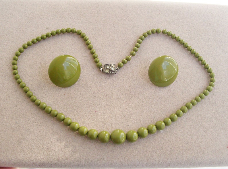 Vintage Olive Green NECKLACE /& EARRING SET Acrylic Screw Backs Graduated Beads Set Button Rhinestone Clasp