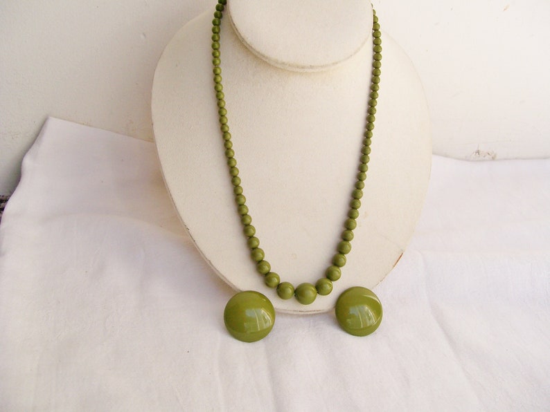 Vintage Olive Green NECKLACE /& EARRING SET Acrylic Screw Backs Graduated Beads Set Button Rhinestone Clasp