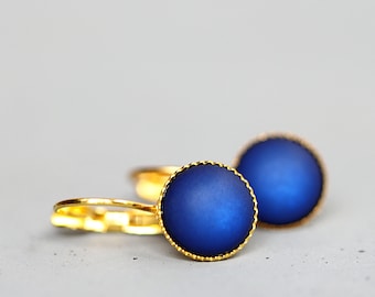 Royal Blue - gouden oorbellen met mat donkerblauwe edelsteen