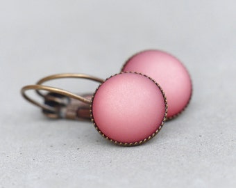 Boucles d’oreilles basic avec pierre de bijoux rose ancien mat