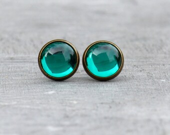 Earrings Emerald Green ~ with shimmering glass stone ~ round stud earrings