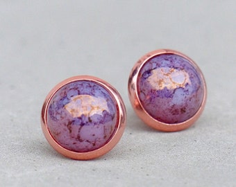 Luster Amethyst - Pendientes de perno bañados en oro rosa con cabujón de vidrio brillante