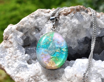 Pendentif Orgonite® en apatite bleue – Collier artisanal en résine multicolore