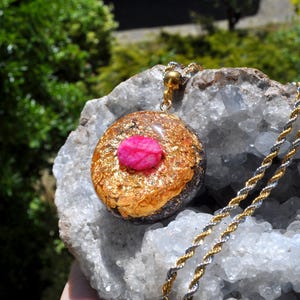 EMF-skydd Rubin Orgonite®-hänge med 24k guld