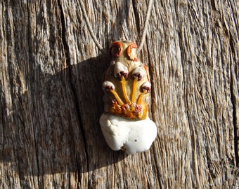 Pendentif magnésite avec champignons des bois, collier pendentif en argile sculptée à la main