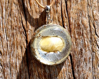 Pendentif Orgonite® en calcite jaune – Feuille d'argent, porte-bonheur et énergie, collier fait main