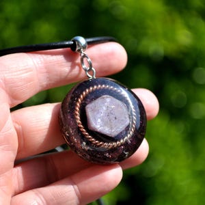 Collar con colgante de orgonita® con forma de estrella grande y rubí, con anillo tensor.