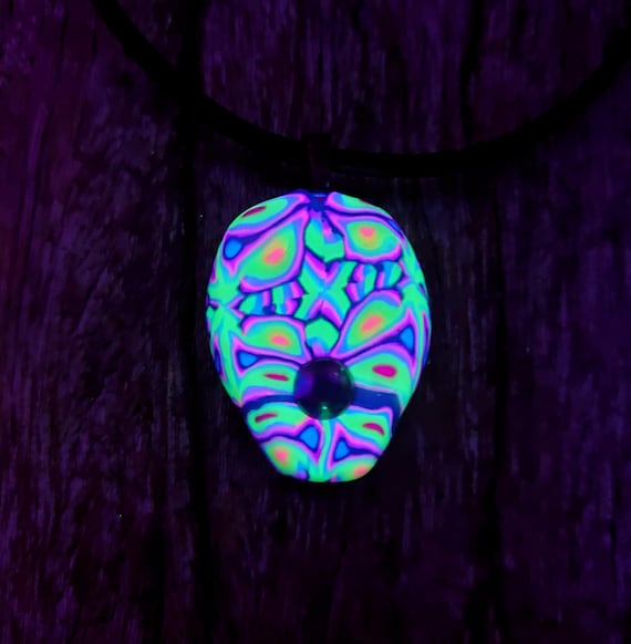 UV pendant with small Amethyst stone - glows in blacklight