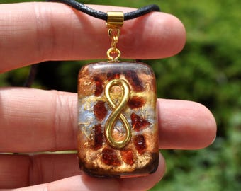 Pendentif Grenat Infinity Orgonite® Collier rectangulaire en cristal multicolore