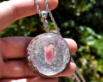 Pendentif Orgonite® Tourmaline Rose, Cristal Brut, Énergie d'Amour et du Cœur