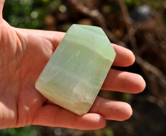 Pistachio green Calcite Tower 225 grams - 7.93 Oz - Free Delivery