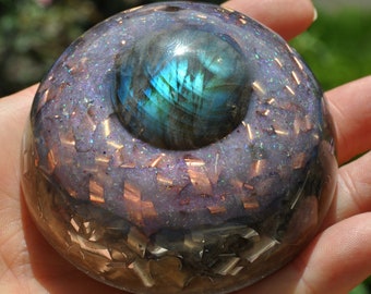 Dôme d'orgone avec générateur d'orgone violette Orgonite® en labradorite - 132 g - 4,65 oz - Harmoniseur de champs électromagnétiques