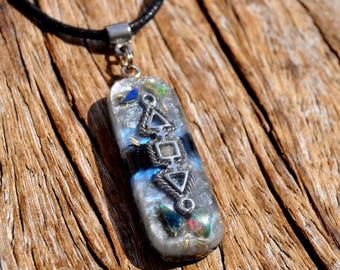 Collier pendentif en orgonite® avec opale noire - Nettoyant électromagnétique