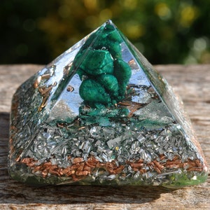 Ruwe Malachiet Piramide Giza, EMF Becherming 152 gram - Gratis Verzending !