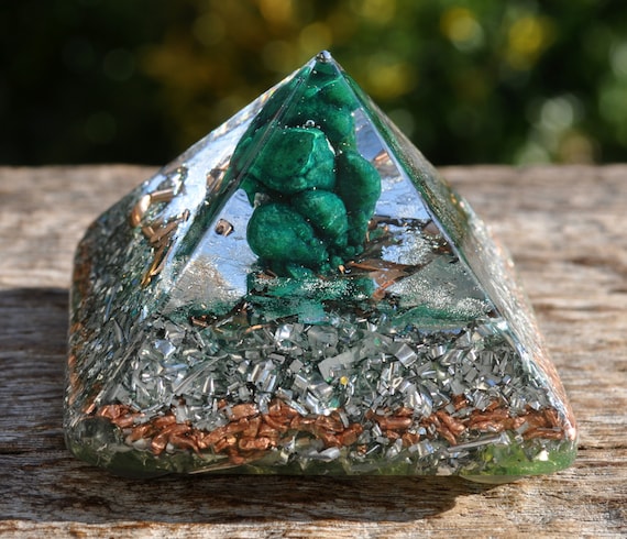 Ruwe Malachiet Piramide Giza, EMF Becherming 152 gram - Gratis Verzending !