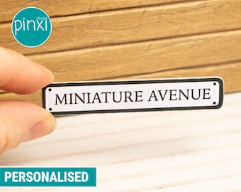 Casa de muñecas personalizada calle en miniatura / señal de carretera - decoración del hogar personalizada - accesorio de signo en miniatura de casa de muñecas hecho a mano escala 1/12, 1/6