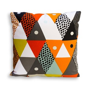 Kussensloop met geometrische driehoeken: modern katoendecor uit Zweden