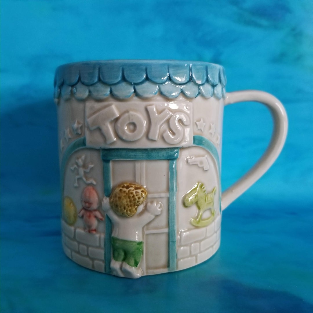 3-D taza de cerámica niño asomarse en una tienda de juguetes Kewpie ...