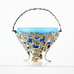 Plato para dulces vintage de vidrio opalino azul: cesta victoriana plateada