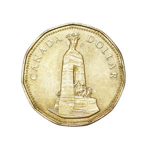 Pode incluir: Uma moeda canadense de um dólar de cor dourada com uma imagem em relevo do Monumento Nacional de Guerra em Ottawa. O texto CANADA DOLLAR está gravado ao longo da borda superior e a moeda tem uma forma de onze lados com uma borda perolada.