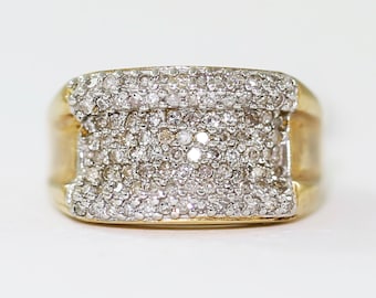 Anillo de aniversario de oro amarillo de 10 quilates con diamantes pavé - Talla 7