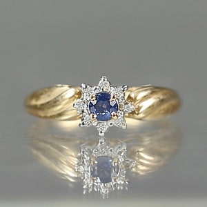 Blauer Saphir Diamant Halo Ring - 10K Gelbgold, Größe 5,5