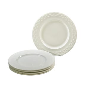 Puede incluir: Un conjunto de platos blancos de cerámica. Cuatro platos están apilados y otro plato está colocado por separado. Los platos tienen un diseño sencillo, uno de ellos con un borde texturizado. Ideales para servir comidas.