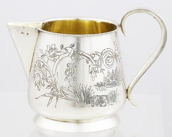 Jarra para crema antigua A. Vyrzhikovsky de plata de ley 84 con grabado floral y detalles dorados.