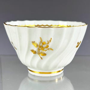 Antique Worcester Chamberlain Porcelain Fluted Swirl or Gadrooned Teacup, Tea Bowl, Georgian era Cup