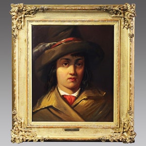 Puede incluir: Una pintura al óleo enmarcada de una persona joven que lleva un sombrero marrón con una banda roja y un abrigo marrón. La pintura está sobre un fondo oscuro.