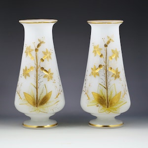 Paar antieke Baccarat Franse witte opaline glazen vazen Bloemen gouden decoratie