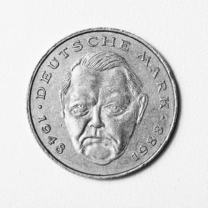 Può includere: Una moneta tedesca in argento Deutsche Mark con il ritratto di un uomo e il testo "1949 Deutsche Mark 1989" attorno al bordo.