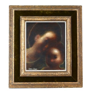 Puede incluir: Una pintura enmarcada que representa a una madre y un niño, con el rostro de la madre parcialmente oculto por su mano. La pintura está realizada en una paleta de colores oscuros y apagados y tiene una superficie texturizada. La firma del artista, "Jorge Diaz", es visible en la esquina inferior derecha.