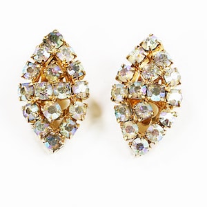 Puede incluir: Un par de pendientes de clip de tono dorado con diamantes de imitación iridiscentes dispuestos en forma de lágrima.