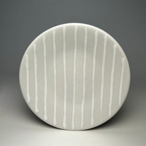 Medium White on white Lined Plate imagem 1