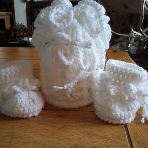 crochet hat. baby hat, baby booties. crochet pattern. crochet baby pattern. baby knitting patterns. crochet baby patterns. baby hat pattern