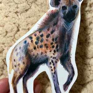 Gevlekte Hyena Sticker | Weerbestendige Sticker | Hyena Art Print | dierenstickers voor dierentuinen | dierenstickers voor kinderen | safari dieren