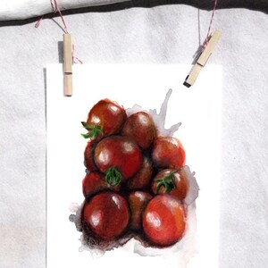 Peut inclure: Une peinture à l'aquarelle d'un groupe de tomates rouges. Les tomates sont disposées en tas, certaines se chevauchant. La peinture a un effet aquarelle doux, avec quelques lavis bleu clair et gris en arrière-plan.