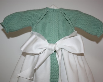 Beautiful skirt for newborn. It consists of 3 pieces, the jersey attached to the skirt, the hood and the booties.