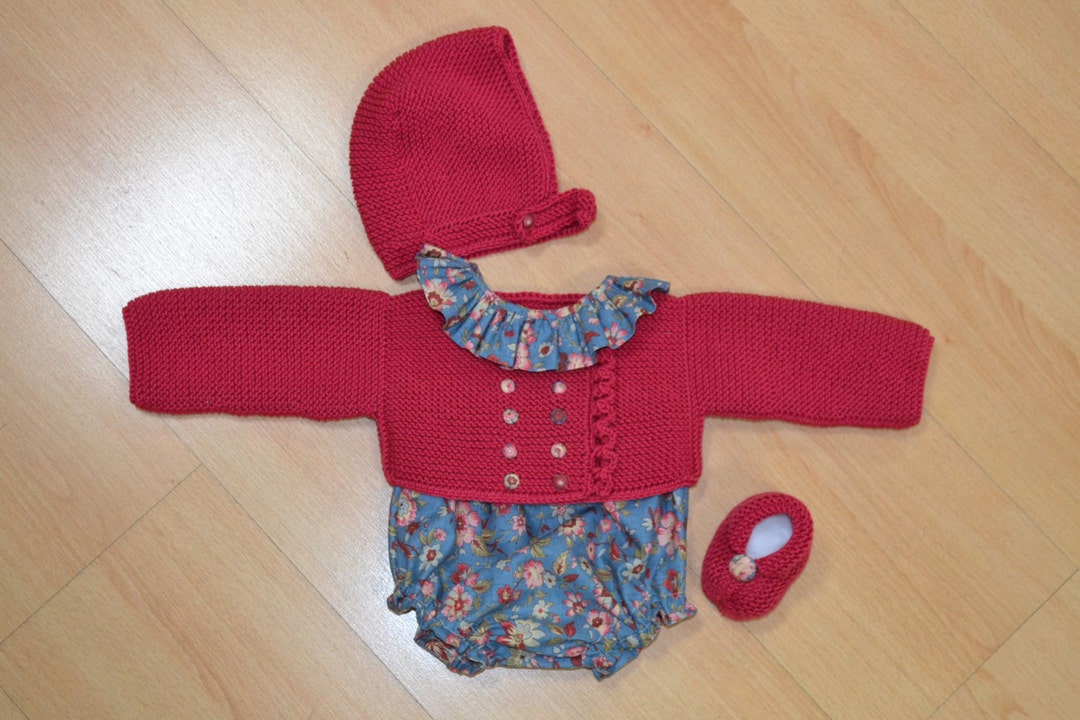 Pattern in Spanish for a Jacket, Hat, and Booties Set for a Boy Girl