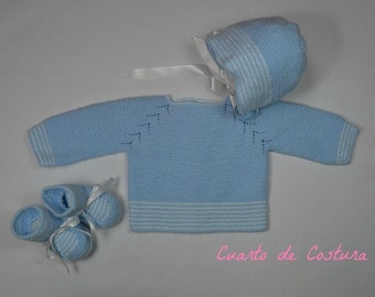 Pattern for a three-piece set (sweater, hat and booties) in wool and pearl with herringbone armholes.