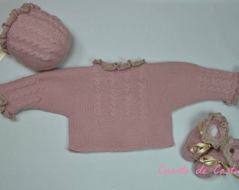 Pattern for a three-piece set (sweater, hat and boots) with eights on the front and sleeves.