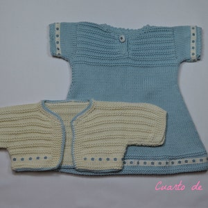 Schnittmuster für ein Set aus Kleid, Jacke und Stiefeletten für ein 3 Monate altes Mädchen.