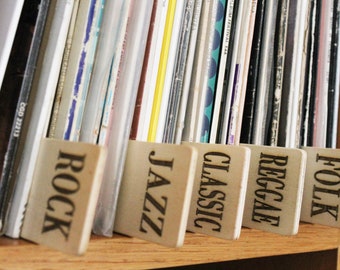 Separadores de madera para discos de vinilo. Contenedor de madera para vinilo. Organización de discos de vinilo. Organización de la biblioteca.