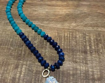 Colar com duas tonalidades de azul e pérola barroca flamejante.
